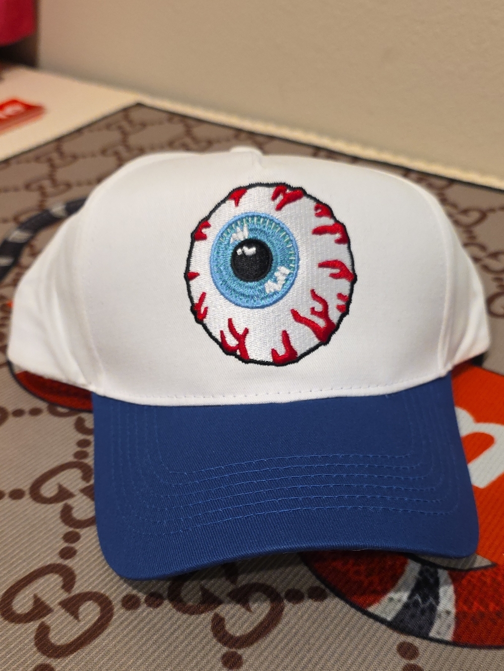 Mɲwka Embroidered Eyeball Trucker Hat - White & Blue